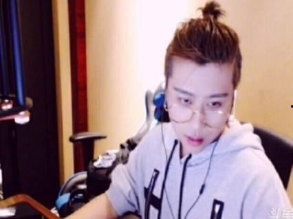 娱乐吃瓜酱男教授